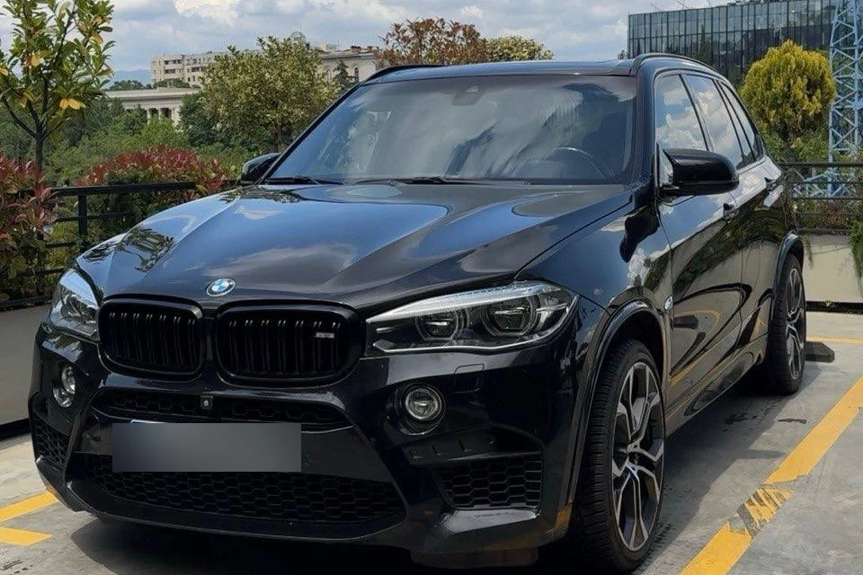 Чёрный BMW X5 M на открытой парковке в Тбилиси