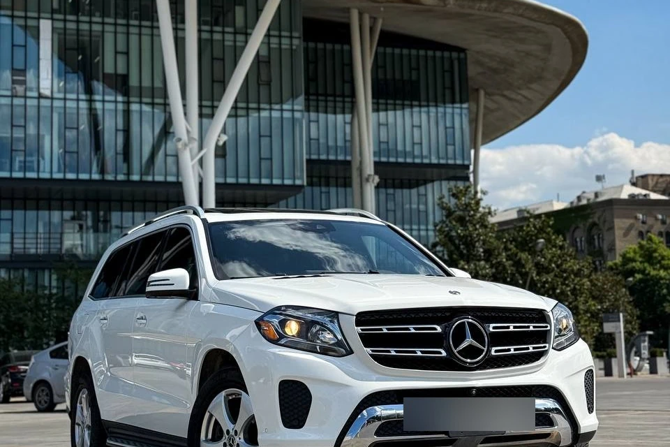 Белый Mercedes-Benz GLS 450 4MATIC у Дома юстиции в Тбилиси