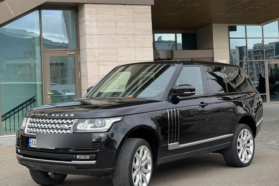 Чёрный Range Rover Vogue Autobiography Diesel у здания в Тбилиси