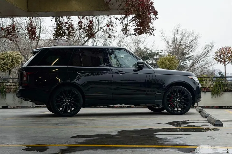 Чёрный Range Rover Vogue Supercharged на парковке у реки в Тбилиси
